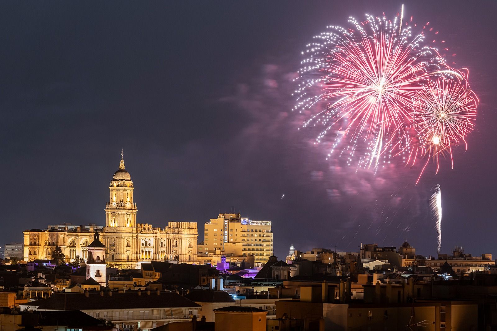 Los fuegos artificiales dan la bienvenida a la Feria de Málaga 2022