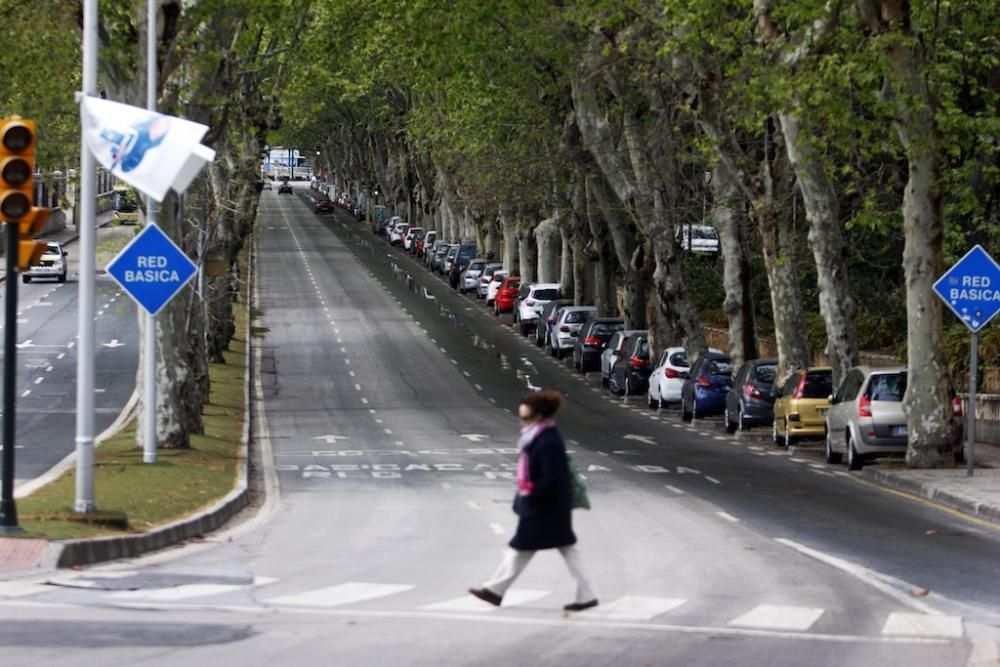 Con más de una semana de confinamiento cumplida, la ciudad de Málaga sigue dejando imágenes desoladoras en sus calles. Pocos transeúntes en puntos siempre tan bulliciosos como el Muelle Uno o apenas tráfico en el Paseo de los Curas, normalmente atestado de vehículos a cualquier hora del día.