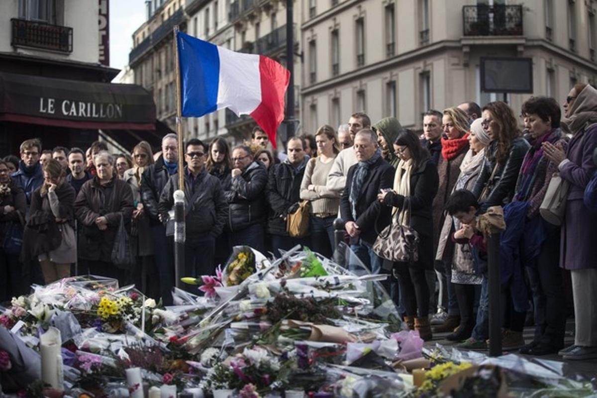  Minuto de silencio en recuerdo de las víctimas, ante el bar Le Carillon de París.