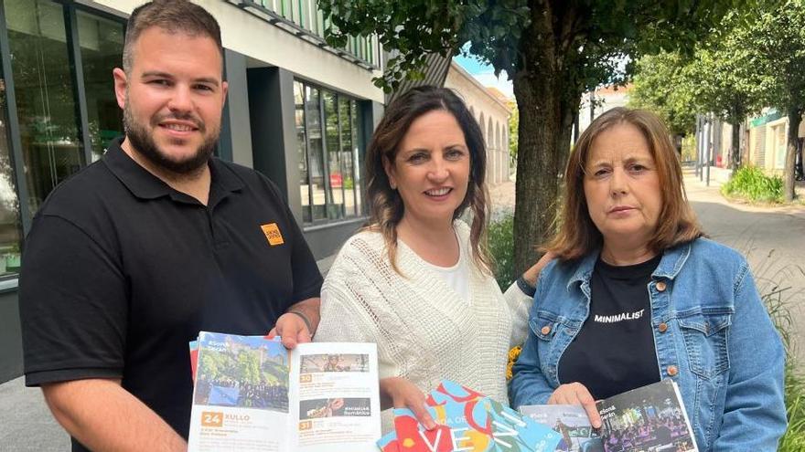En el centro, la alcaldesa, Sandra González, presenta la agenda estival.