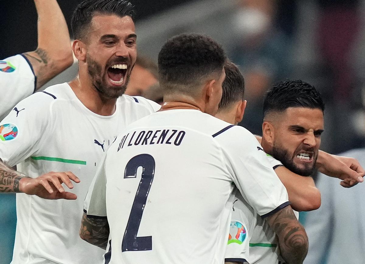 Los jugadores italianos celebran con rabia un gol en esta Eurocopa