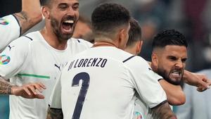 Los jugadores italianos celebran con rabia un gol en esta Eurocopa