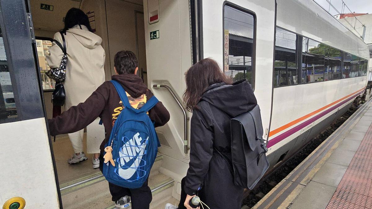 Pasajeros suben al tren