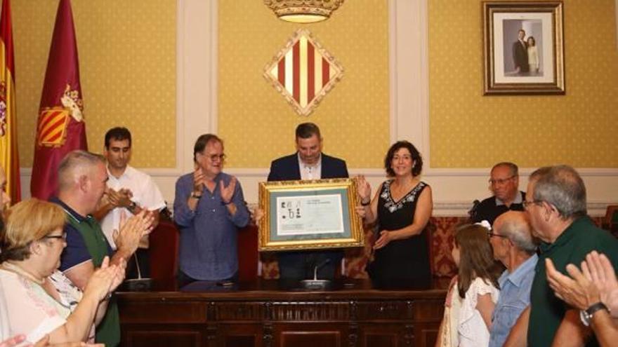 Uno de los instantes de la entrega simbólica del premio.