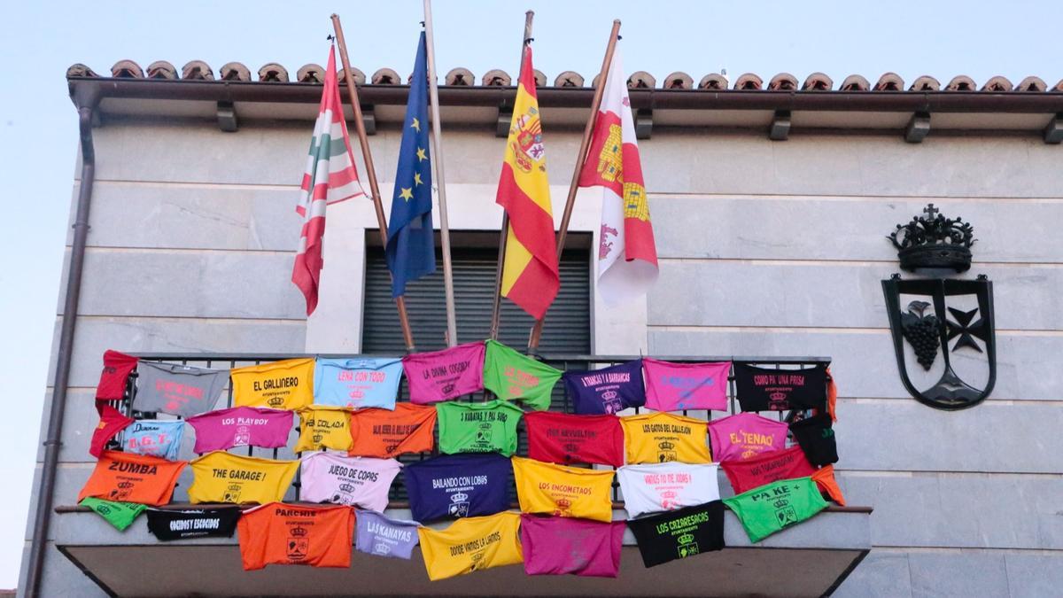 El balcón del Ayuntamiento de Villaralbo, engalanado con las camisetas de las peñas durante la semana de fiestas, suspendidas por el coronavirus.