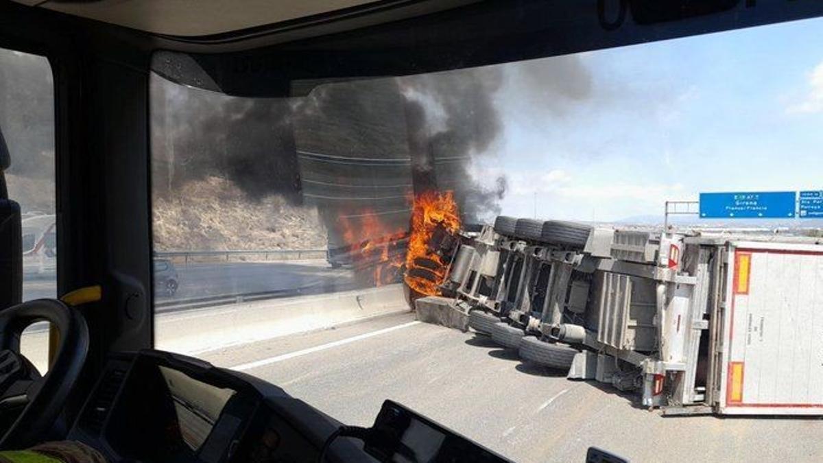 Un camión accidentado en la AP7, a la altura de Santa Perpetua, en julio del 2023.