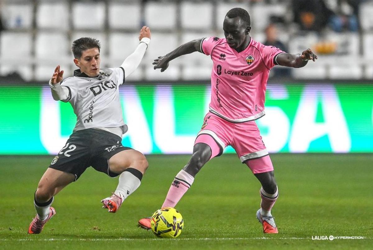 Mabil disputa un balón en El Plantío.