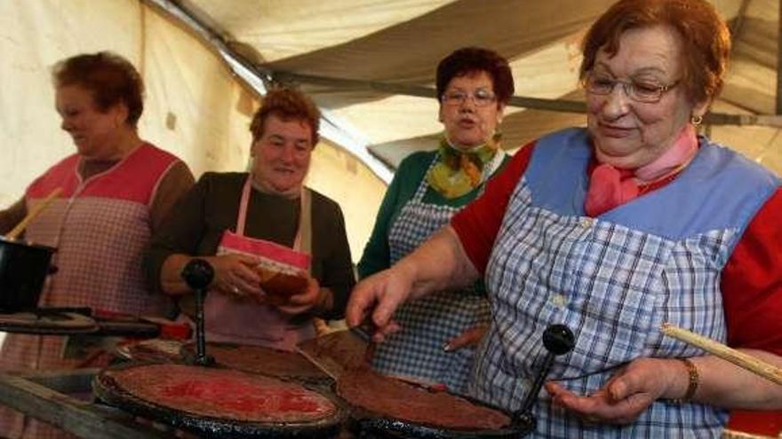 Las filloas de sangre están hechas en poco tiempo.  //  J.L. Oubiña