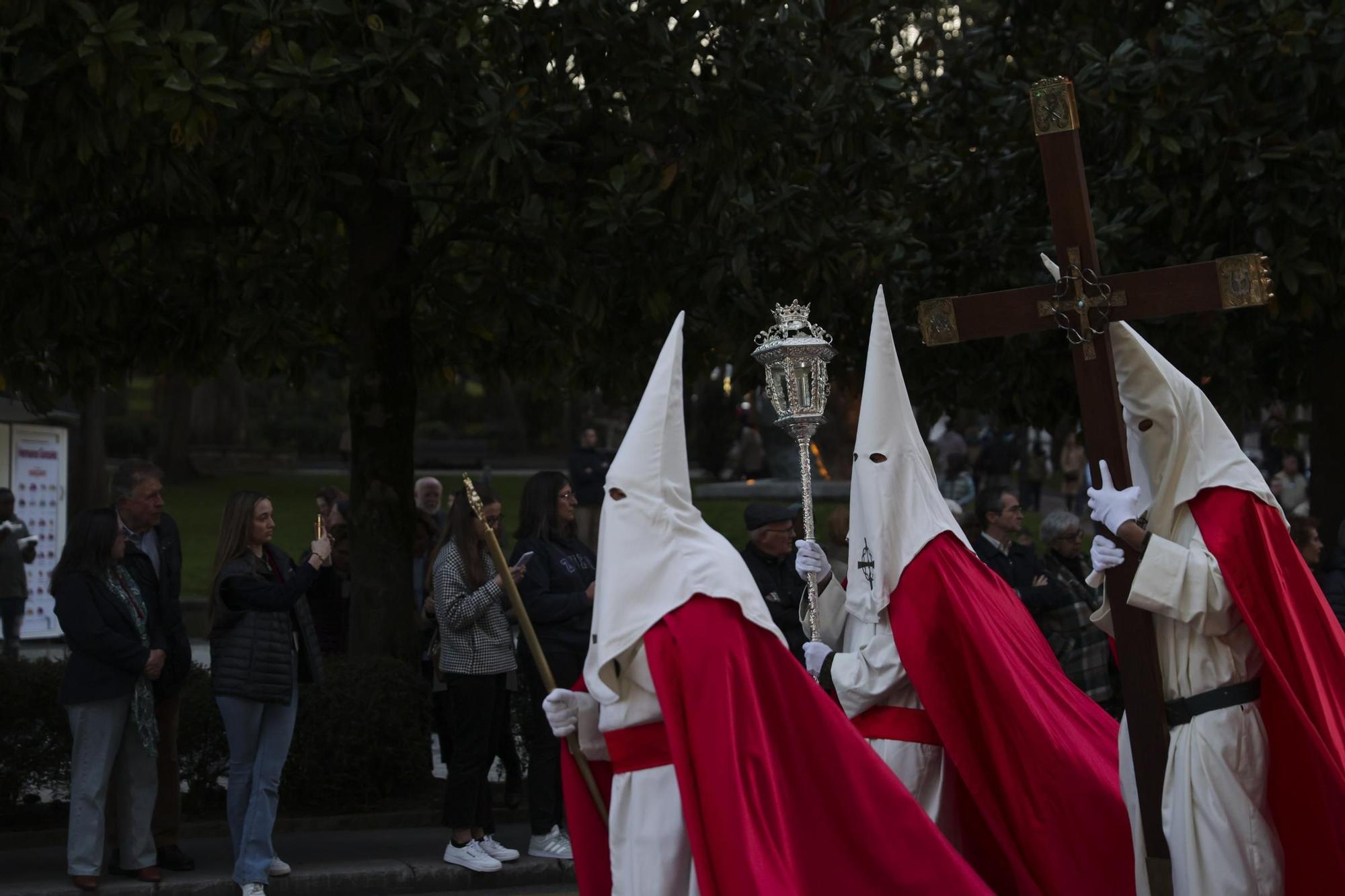 "Toda su vida fue maltratado y finalmente alguien miraba por él": las fotos de la procesión de Jesús Cautivo en Oviedo