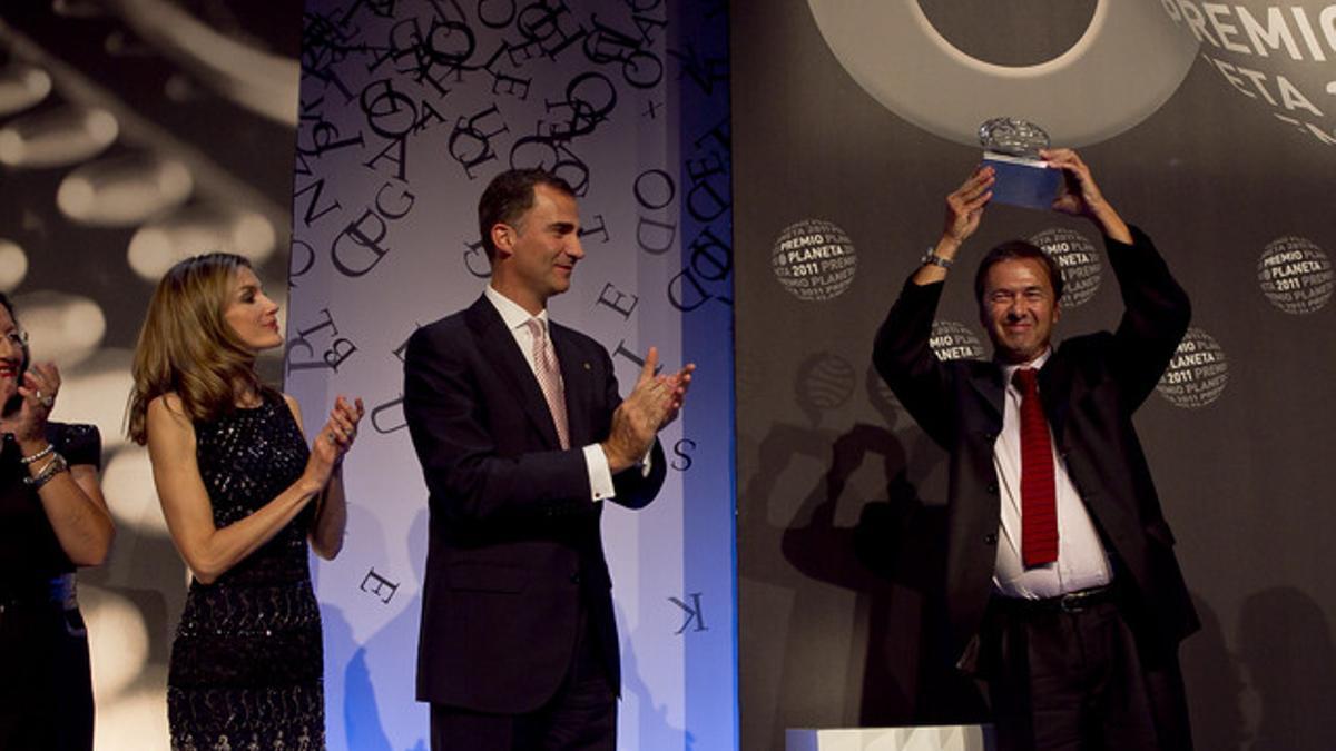 Javier Moro, tras recibir el galardón que le acredita como ganador del Planeta, ante la presencia de los Príncipes.