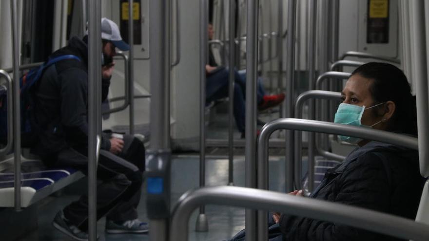 Pla tancat d&#039;una usuària del metro de Barcelona amb mascareta a l&#039;interior d&#039;un tren de la línia 3