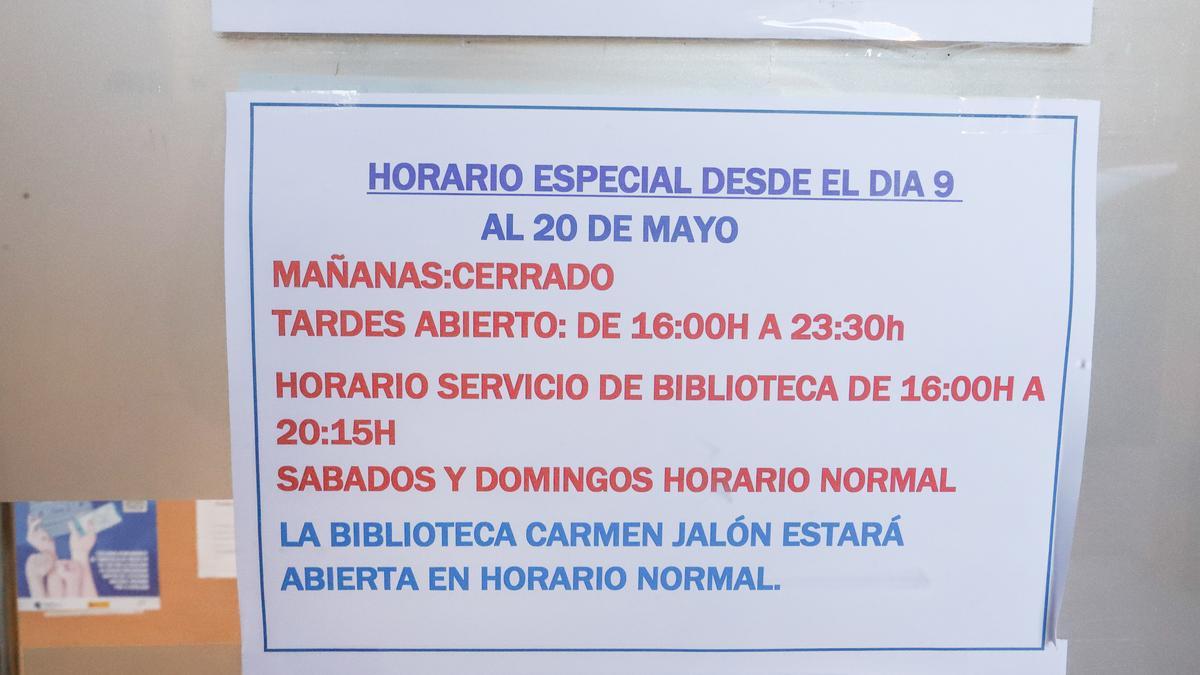 Cartel de los nuevos horarios de la biblioteca municipal