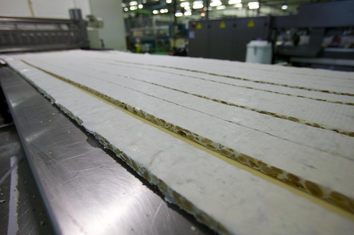 Sus 18 líneas de producción fabrican más de 80 variedades bajo marcas como Antiu Xixona, La Fama y Sanchis Mira.