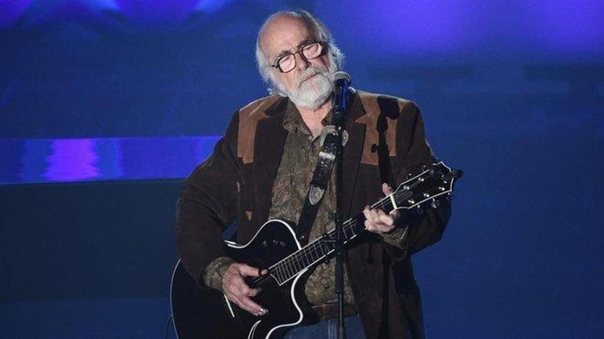 Muere Robert Hunter, letrista de Grateful Dead