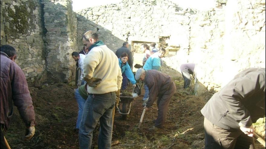 Los voluntarios y vecinos realizaron tareas de limpieza entre los muros de la ermita en Villamor de Cadozos