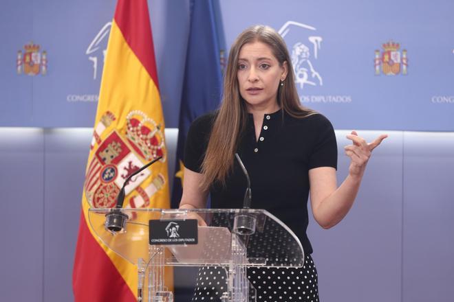 Las explicaciones de Zapatero reafirman posiciones: el PSOE mantiene su apoyo y el PP le compaña con Ábalos