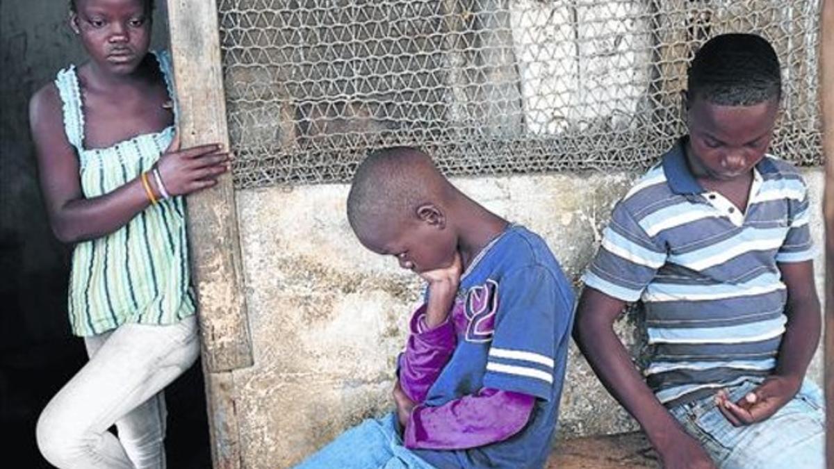 Tres hermanos huérfanos tras las muertes de su padre y su madre a causa del ébola, en Monrovia (liberia).