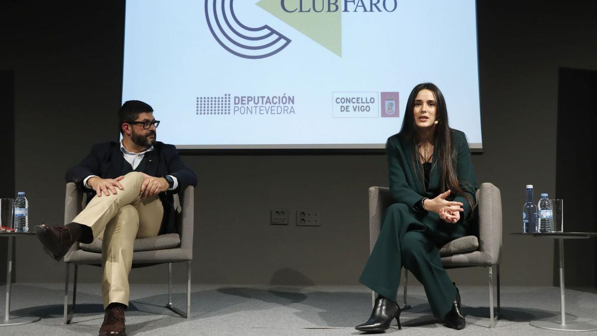 Eva Porto, junto a Emilio Pérez Troncoso, durante su intervención. |   // RICARDO GROBAS