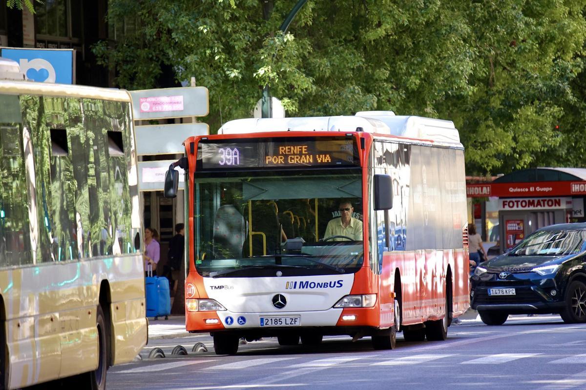 Uno de los autobuses urbanos que da servicio a las pedanías de Murcia.