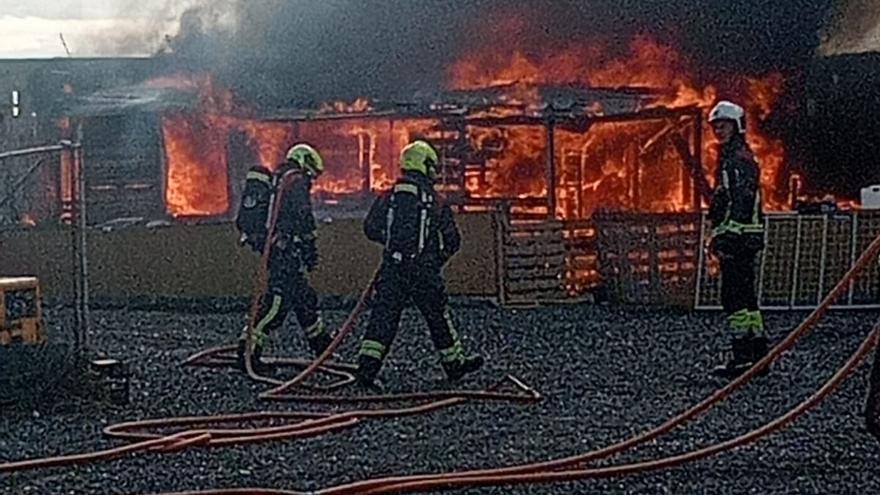 Enorme columna de humo por el incendio de varios camiones en Telde