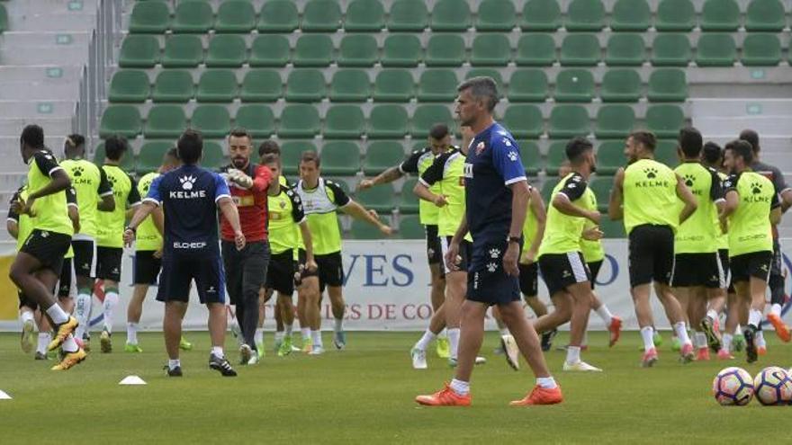 Arriba, Parras, ayer, durante el entrenamiento. Abajo, Iriondo, Pelayo y Borja Valle llegan al hotel.