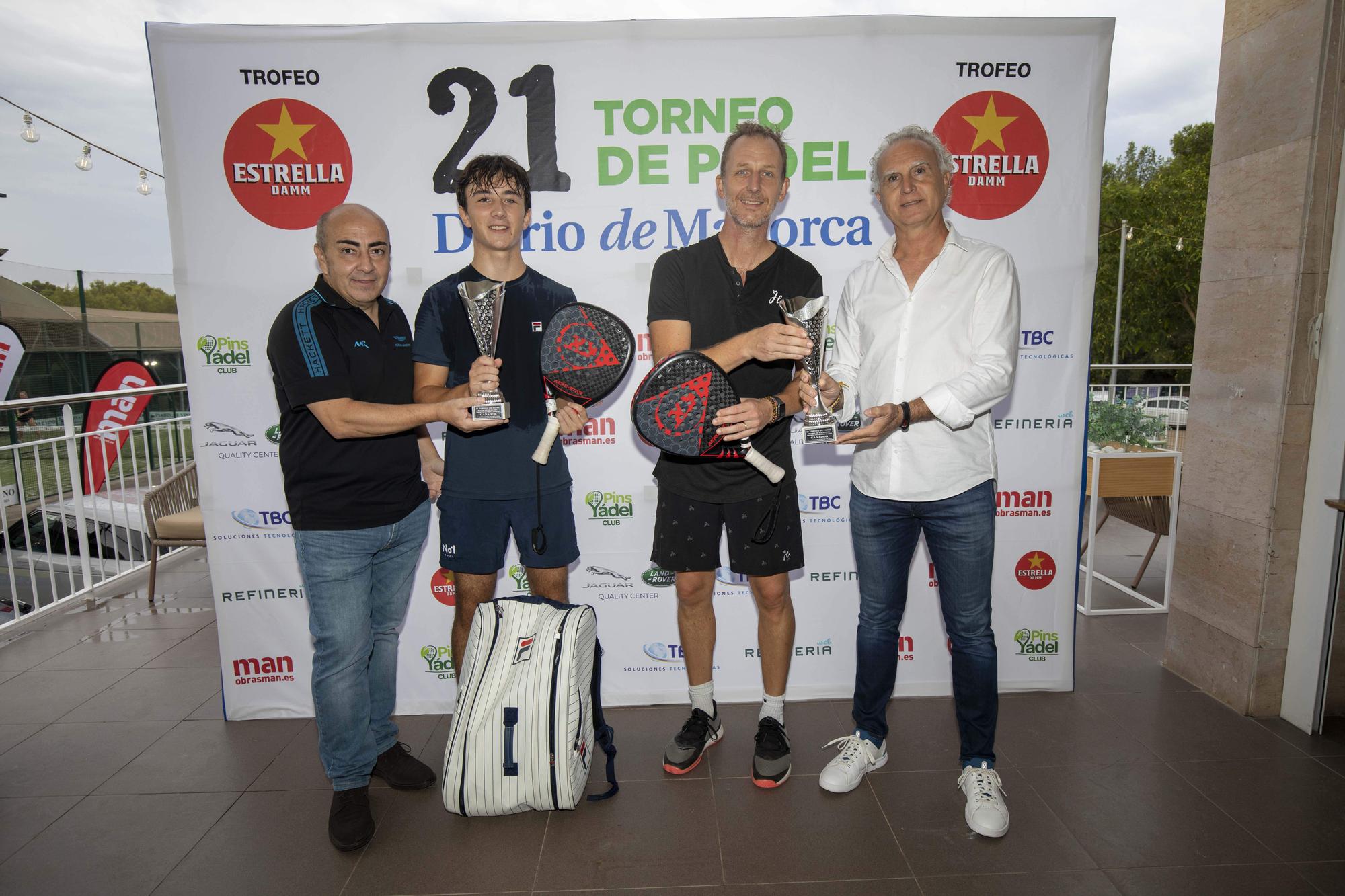 Ganadores 3ª categoría masculina. Juan Seguí (Obras Man) y Luis Arroyo (TBC) premian a los campeones Martin Sjoqrist y a su hijo Max Sjoqrist.