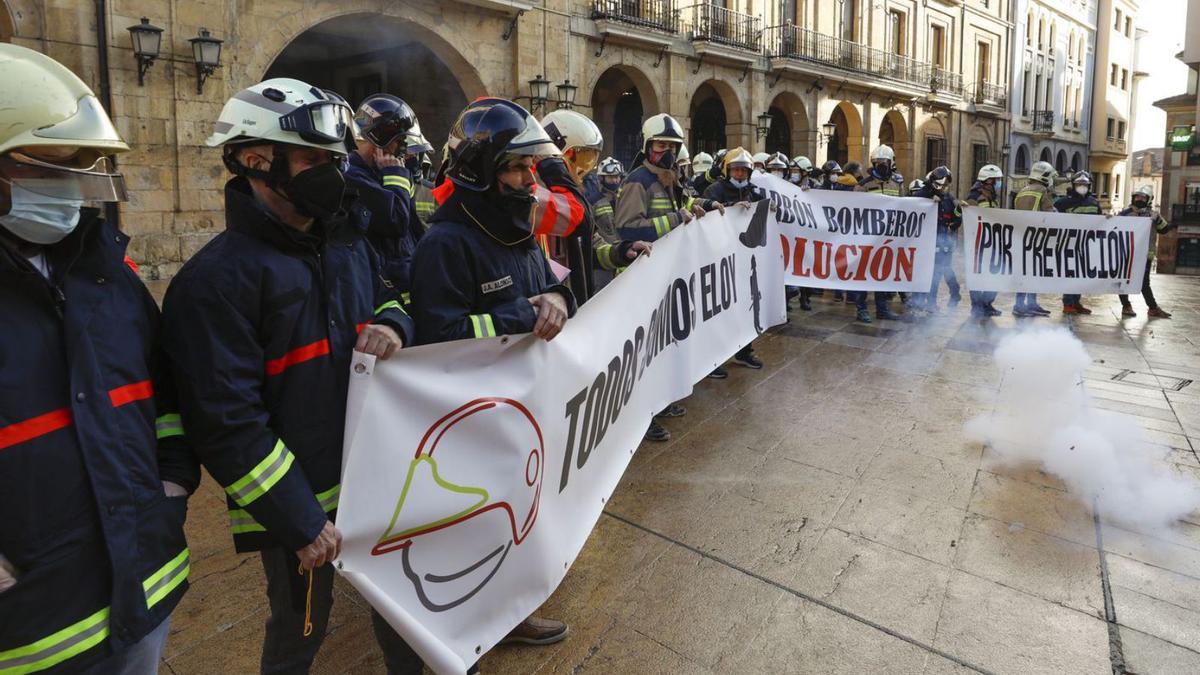 La protesta de los bomberos, ayer, frente al Ayuntamiento. | Luisma Murias