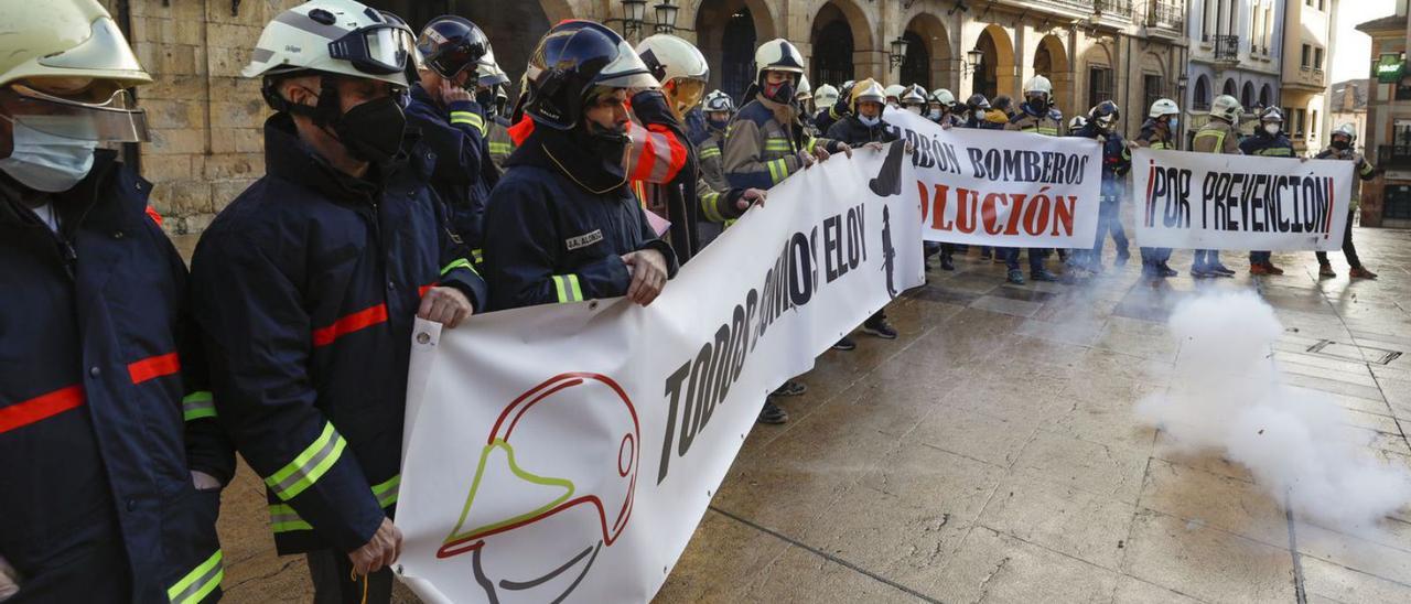 Los bomberos de Oviedo salen a la calle para denunciar la situación de la plantilla: "Quieren desmantelar el servicio"