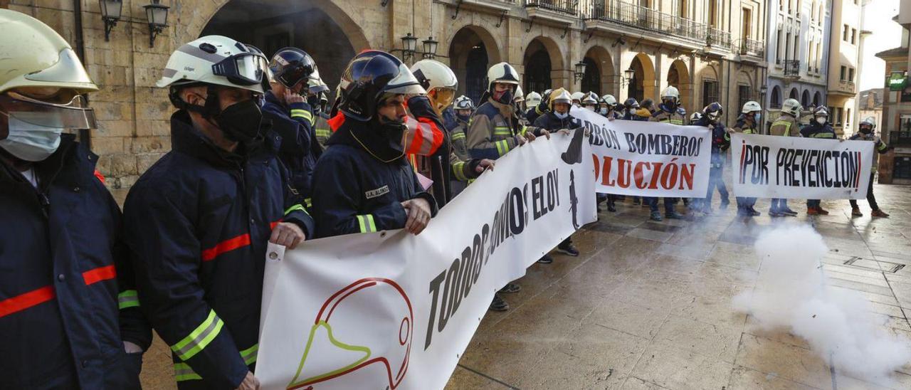La protesta de los bomberos, ayer, frente al Ayuntamiento. | Luisma Murias