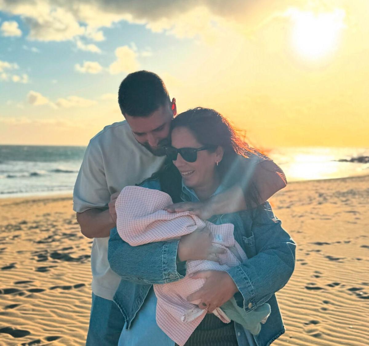 Anabel Pantoja y su pareja, con el bebé