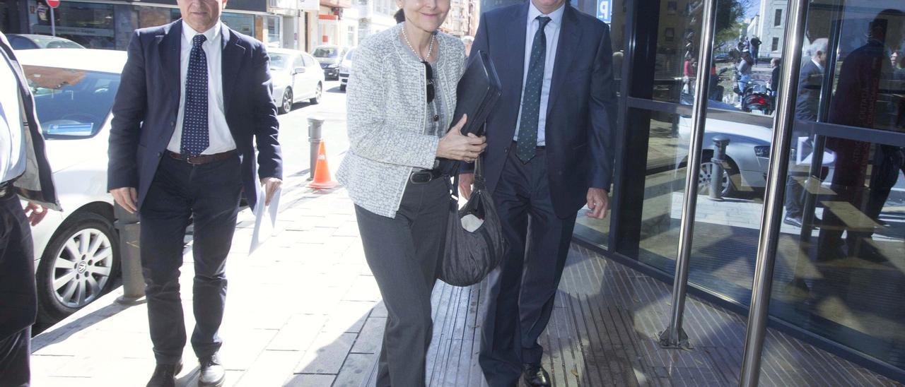 El presidente de la Audiencia de Alicante, Juan Carlos Cerón (d.) con la presidenta del TSJ, Pilar de la Oliva, y el juez del Supremo Vicente Magro.