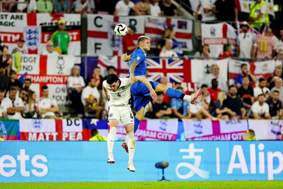 Declan Rice y Benjamin Sesko luchan por un balón durante el Inglaterra - Eslovenia de la fase de grupos de la Eurocopa.