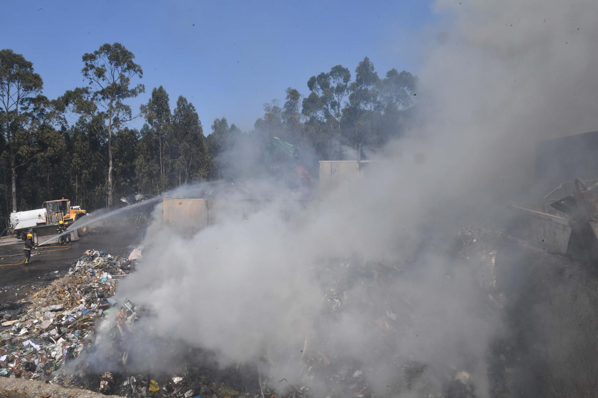 Incendio en la planta de reciclaje de Gestán en Santa Icía, en Morás