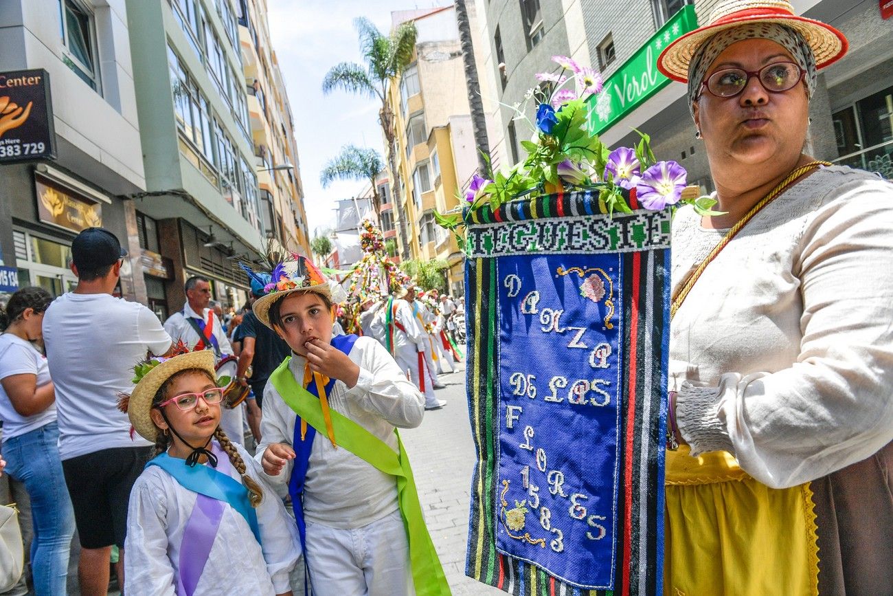 Una romería con bikini en Las Palmas de Gran Canaria