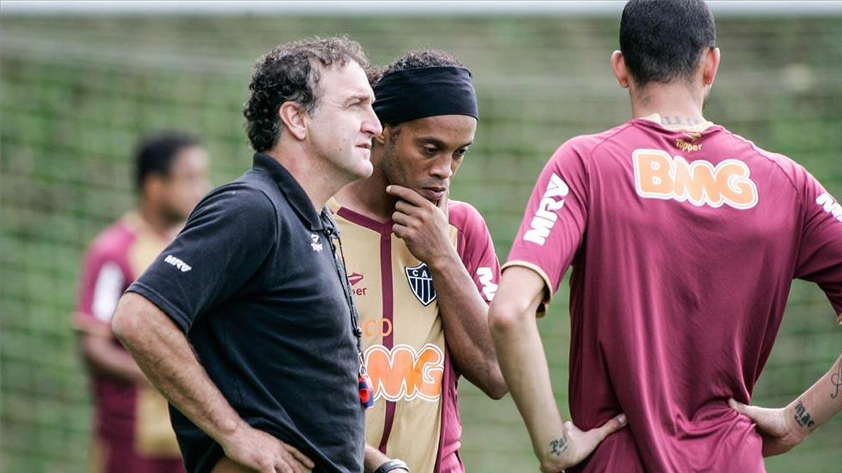 Cuca con Ronaldinho en un entrenamiento del At. Mineiro