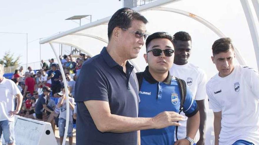 Xu Genbao, a la izquierda, en un partido del Lorca.