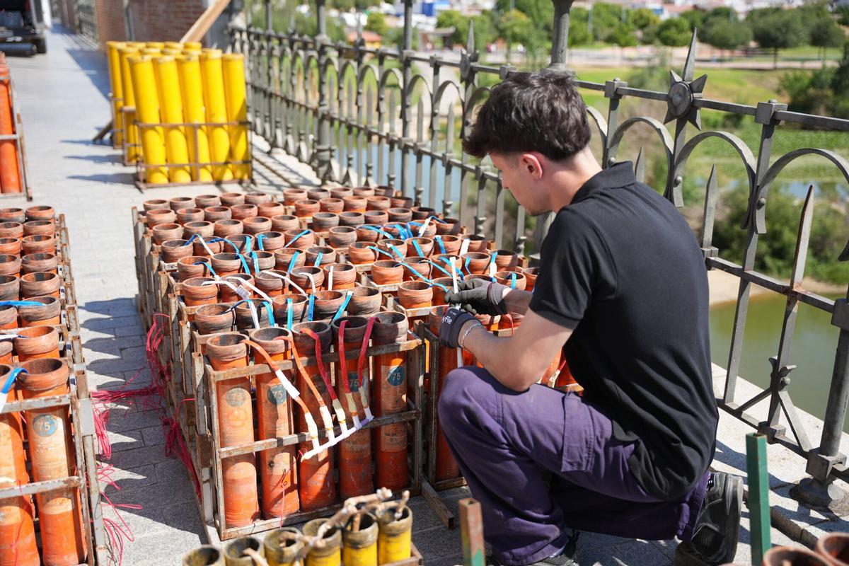 Todo listo en el puente de Palmas de Badajoz para los fuegos de esta noche