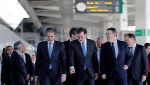 Mariano Rajoy, entre el ministro de Fomento, Íñigo de la Serna (izquierda en la foto), y el presidente de la Comunitat Valenciana, Ximo Puig, en la estación Joaquín Sorolla de Valencia antes de la salida hacia Castelló.