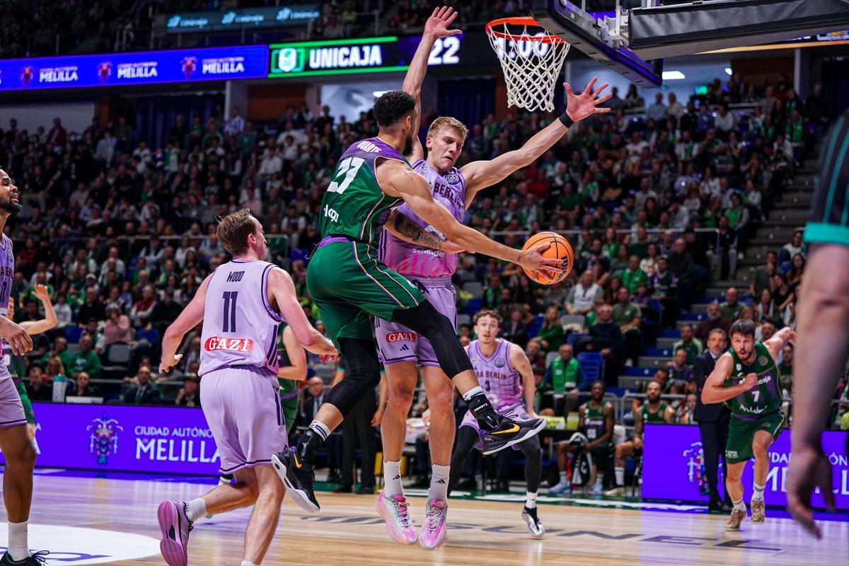 Duarte intenta doblar el balón en el Unicaja - ALBA Berlín del Carpena.