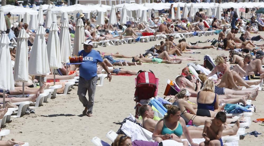 Venta irregular en la playa del Postiguet