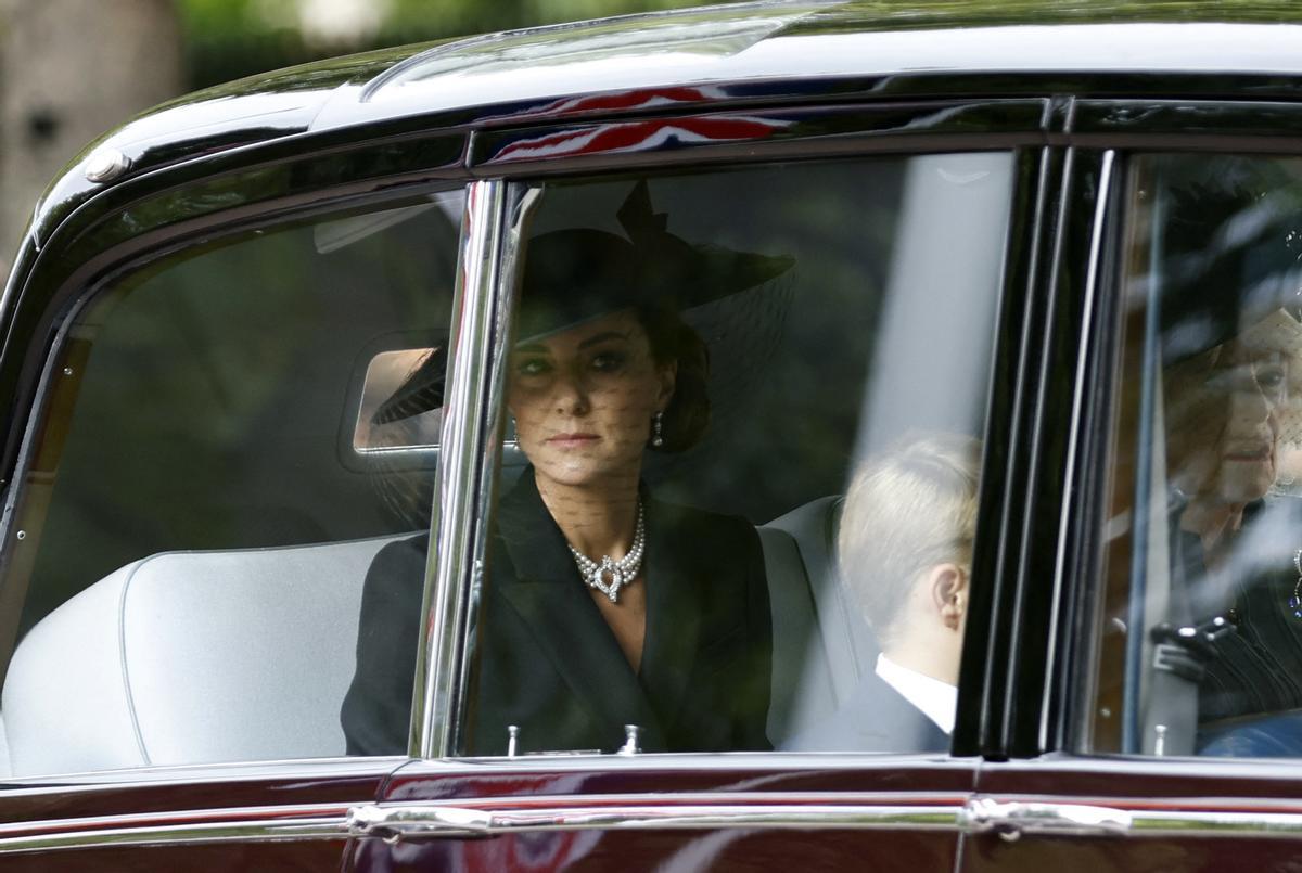 La princesa de Gales, Catalina, en el coche, a su llegada al funeral.