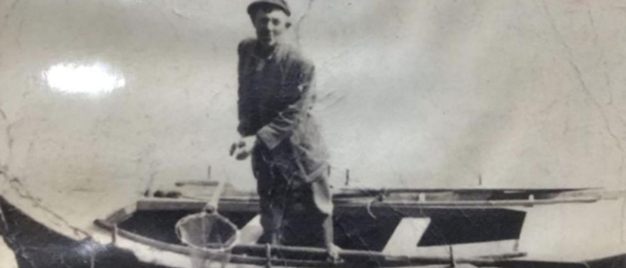 Faustino Otero, pescando en su barca “Manuel”.