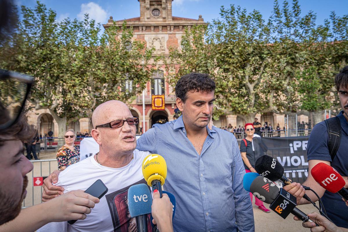 Protestas frente al Parlament por la entrega de la Medalla de Honor al Monasterio de Montserrat