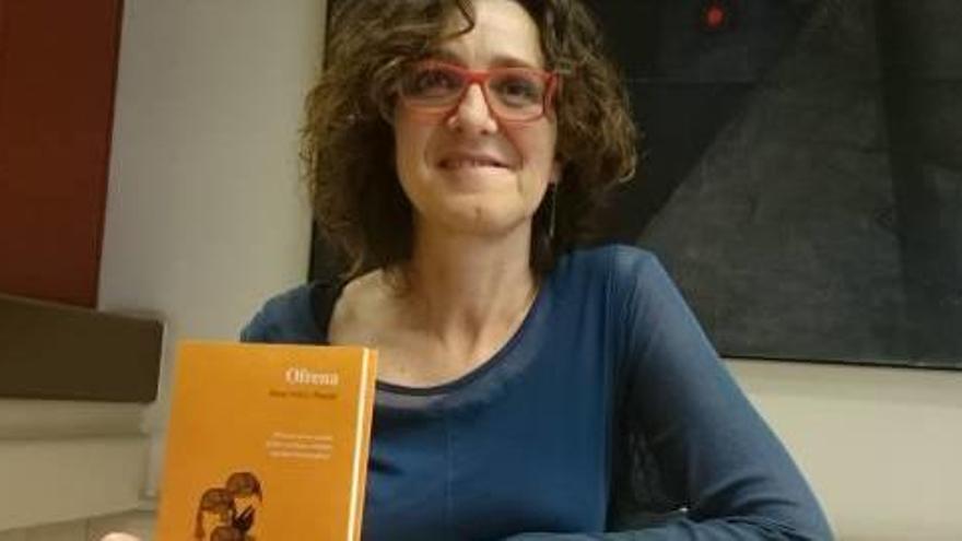 Gisela Vicenç mostra el llibre.
