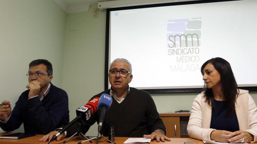 Presidente del Sindicato Médico de Málaga, junto a la vocal provincial y el autonómico