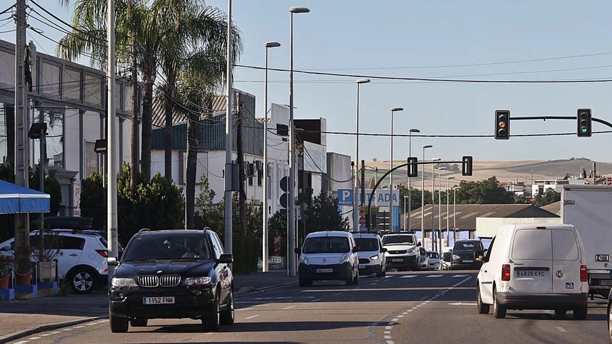 Atraca a una mujer de madrugada en Chinales para robarle el móvil