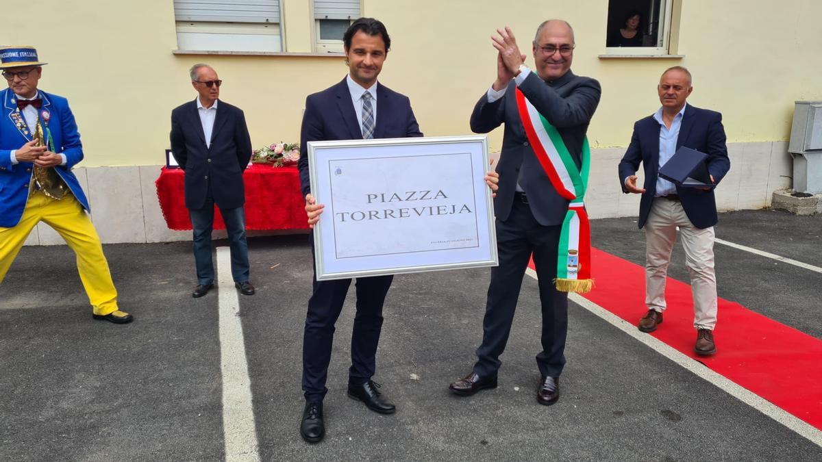 El alcalde de Torrevieja muestra la placa de la nueva plaza en Faleria.