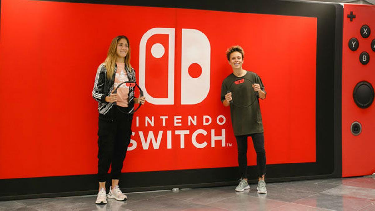 Amanda Sampedro y Laia Aleixandri ponen a prueba el nuevo juego de Nintendo