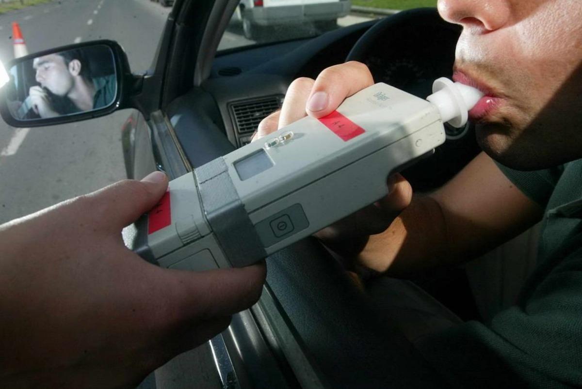 Imagen de un control de alcoholemia en la carretera.