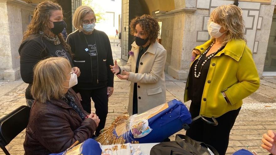 La delegada del Govern a Girona, Laia Cañigueral, visita la marató d&#039;encaixos de bolillos de l&#039;Associació de Puntaires de Girona